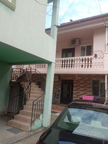 un'auto parcheggiata davanti a una casa con le scale di jaba a Batumi