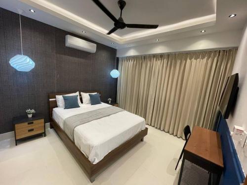 a bedroom with a bed and a ceiling fan at Departamento de lujo en Santo Domingo in Santo Domingo