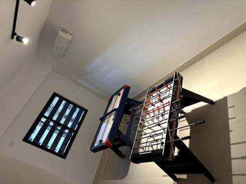 a video game rack with a television on a wall at Departamento de lujo en Santo Domingo in Santo Domingo