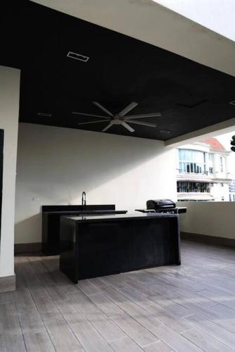 a room with a table and a ceiling fan at Departamento de lujo en Santo Domingo in Santo Domingo