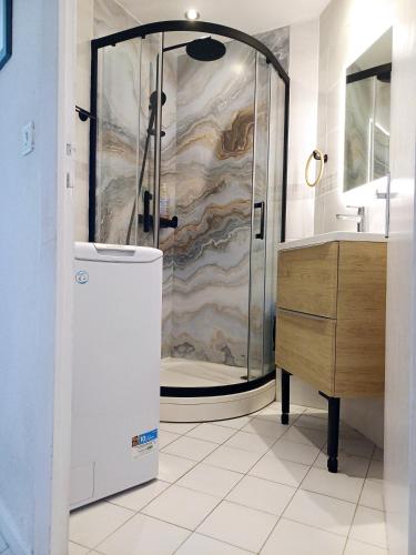 une salle de bain avec douche et lavabo dans l'établissement Le Bel Air, à Canet