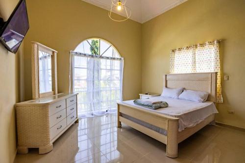 Giường trong phòng chung tại Caribbean Blue Mansion