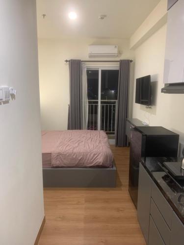 a small room with a bed and a kitchen at COMFORTSTAY - Citra Plaza Nagoya #11-09 City View in Jodoh