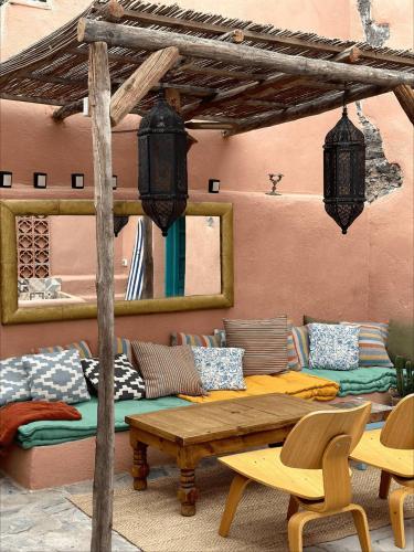 Ruang duduk di Coocoomos Casa Moroccan Style Villa