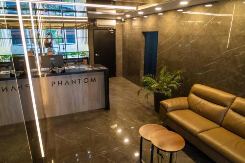 een lobby met een bank, een tafel en een bar bij Dpto ejecutivo y lujoso con una explendida vista! in El Pary