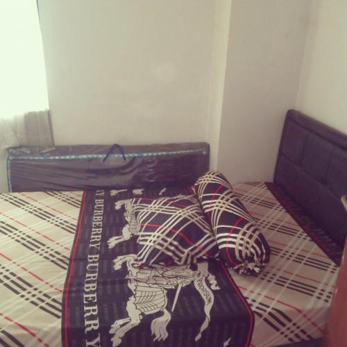Postel nebo postele na pokoji v ubytování Apartemen Cibubur Village by Doby