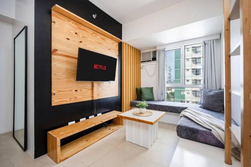 Televisor o centre d'entreteniment de Furnished 2-Bedroom in Avida Towers Riala, Cebu IT Park with Fast WiFi, Netflix, Pool and More