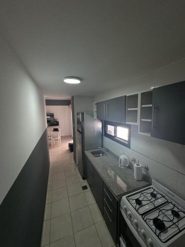 Η κουζίνα ή μικρή κουζίνα στο Departamento moderno 2 dorm con cochera gratis