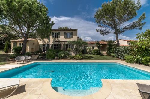 une piscine devant une maison dans l'établissement Les Villas de Saint Endréol, à La Motte