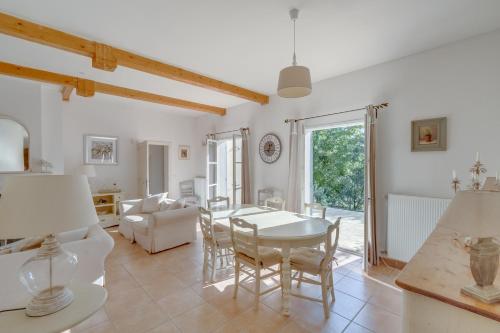 un grand salon avec une table et des chaises dans l'établissement Les Villas de Saint Endréol, à La Motte