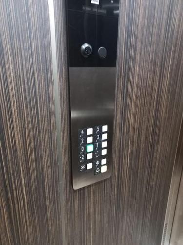 a close up of a door with a remote control at Melody Clamart, 25 min de Paris, Tramway 6, Parking in Clamart