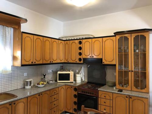 Una cocina o zona de cocina en Bright, spacious home in the heart of Gjirokaster