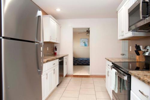 Una cocina o cocineta en 3 Bedrooms 2 Baths Pool Home available for LONGER STAYS!!!