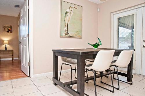 Galería fotográfica de 3 Bedrooms 2 Baths Pool Home available for LONGER STAYS!!! en Port Saint Lucie
