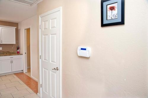 Galería fotográfica de 3 Bedrooms 2 Baths Pool Home available for LONGER STAYS!!! en Port Saint Lucie