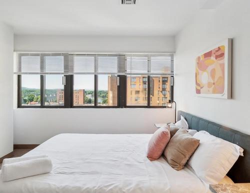 En eller flere senge i et værelse på PP 1002 Modern Corporate 2br, pool, Gym