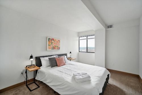 En eller flere senge i et værelse på PP 1306 Modern Corporate 1br, pool, Gym