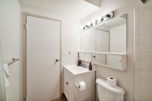 Et badeværelse på PP 1306 Modern Corporate 1br, pool, Gym