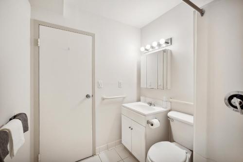 Et badeværelse på PP 1802 Modern Corporate 2br, pool, Gym