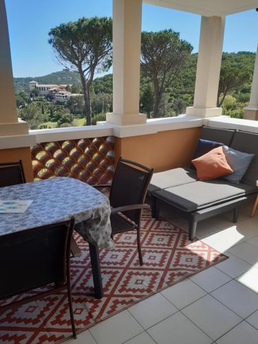 un balcon avec une table et des chaises et une vue dans l'établissement Brin d'azur, à Saint-Raphaël