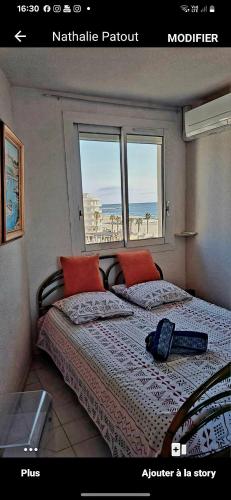 une chambre avec un lit avec vue sur l'océan dans l'établissement Le Bel Air, à Canet