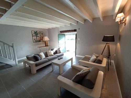 un salon avec deux canapés et une table dans l'établissement Le Bonheur du Périgord - Gîte, à Mialet