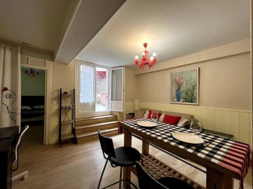 un salon avec une table et des chaises dans l'établissement Terrasse des sablons - 4 pers - Centre, à Fontainebleau