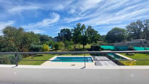 Blick vom Balkon eines Hauses mit Swimmingpool in der Unterkunft Casa Ravi in Pilar