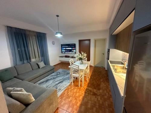 a living room with a couch and a table at Tirana Rad Apartment in Patza-Kuqani