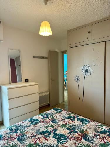 - une chambre dotée d'un lit avec une fontaine dansante sur la porte dans l'établissement appartement 4 pers 50 m plage 4B237, au Barcarès