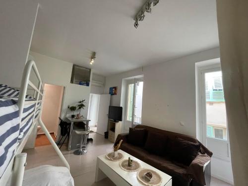 - un salon avec un canapé et des lits superposés dans l'établissement Charmant loft HyperCentre, à Nice