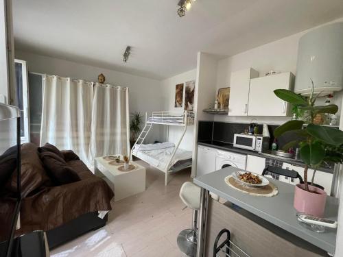 un petit salon avec un canapé et une table dans l'établissement Charmant loft HyperCentre, à Nice