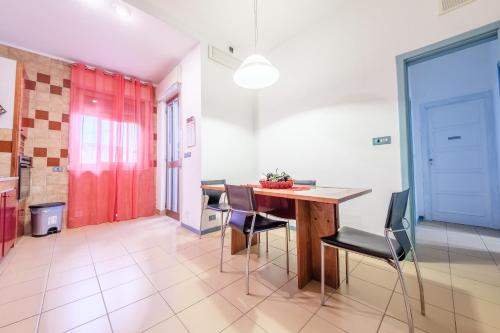 a kitchen with a table and chairs in a room at Casa Aurora in Pace Inferiore