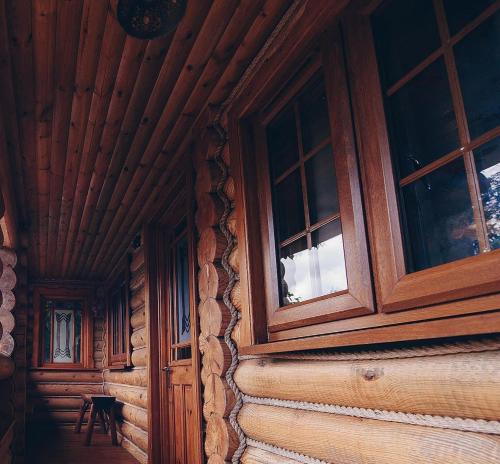 Ảnh trong thư viện ảnh của Traditional Log Cabin next to Harry Potter Studios ở Kings Langley