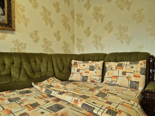 a bed with pillows on it in a room at Центр 6-я слободская Центральный проспект in Mykolaiv