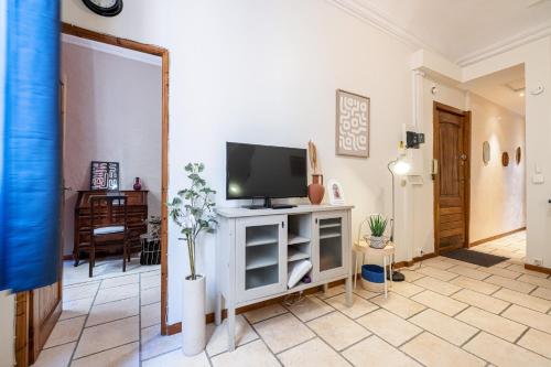 Il comprend un salon doté d'une télévision à écran plat. dans l'établissement 2 Bdr Heart Old Town Nice, à Nice