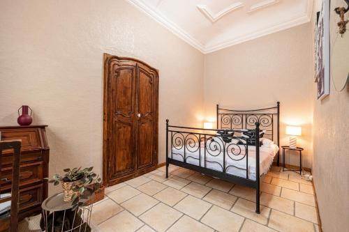 - une chambre avec un lit et une porte en bois dans l'établissement 2 Bdr Heart Old Town Nice, à Nice