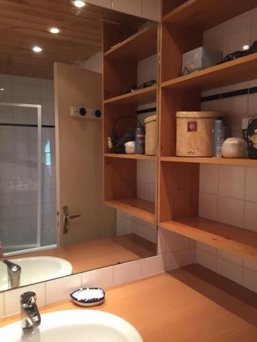 une salle de bain avec un lavabo, une baignoire et un miroir dans l'établissement A 5 étage des pistes !!! Le corbier, au Corbier