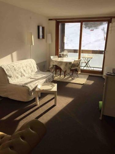 un salon avec un canapé et une table dans l'établissement A 5 étage des pistes !!! Le corbier, au Corbier