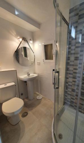 Et badeværelse på Estudio con acceso privado a la playa.