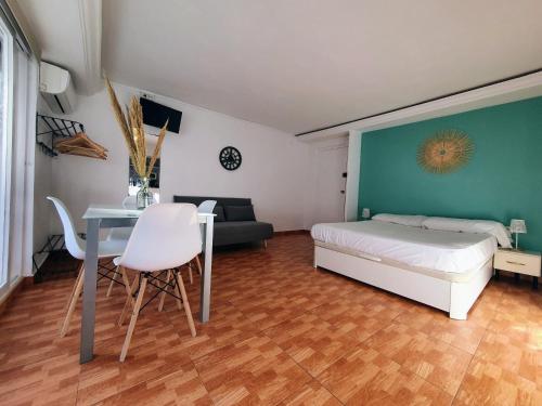 Et opholdsområde på Estudio con acceso privado a la playa.