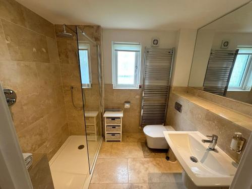 Ένα μπάνιο στο Luxurious 4 Bedroom New England Style Villa - Trewhiddle Villa 23