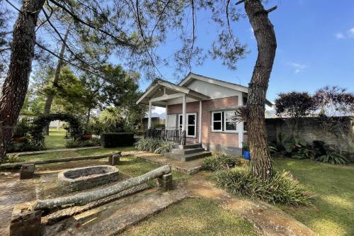 Κήπος έξω από το Villa 325 Maribaya