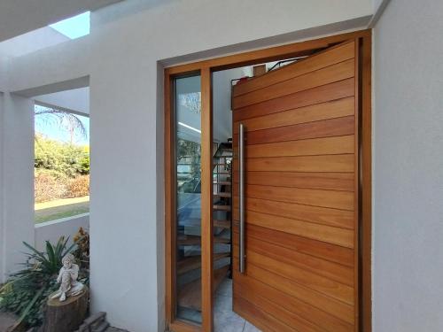 eine hölzerne Pivot-Tür in einem Haus in der Unterkunft Casa Ravi in Pilar