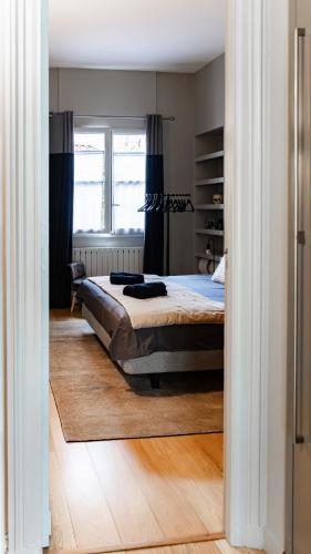 une chambre avec un lit et une fenêtre dans l'établissement L'Appartement du Palais, à Bordeaux