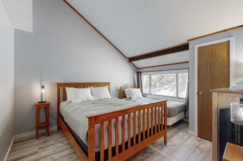 un dormitorio con una cama y una ventana en Moon River Lodge, en Lincoln