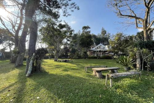 Κήπος έξω από το Villa 325 Maribaya
