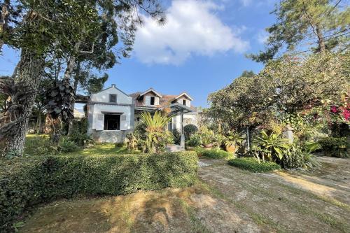 Κήπος έξω από το Villa 325 Maribaya