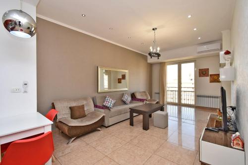1 bedroom, Modern New Euro Renovated apartment BU1399