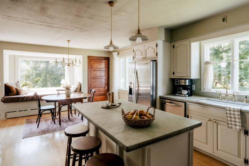 Dapur atau dapur kecil di The Pearson House with Waterfront, Boat, Hot Tub, Movie Theater & Firepit